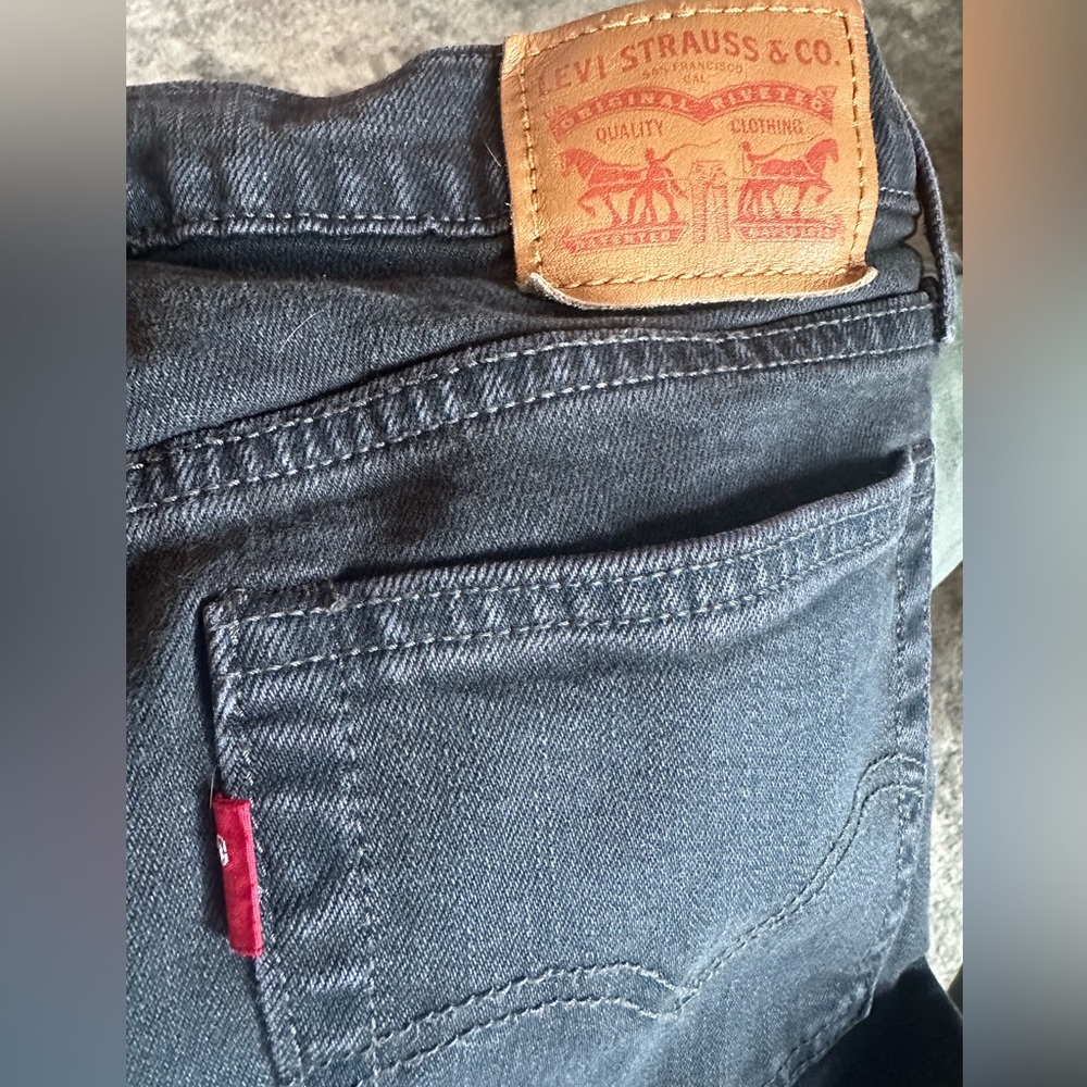 Black Levi’s size 29 raw ham button closure
